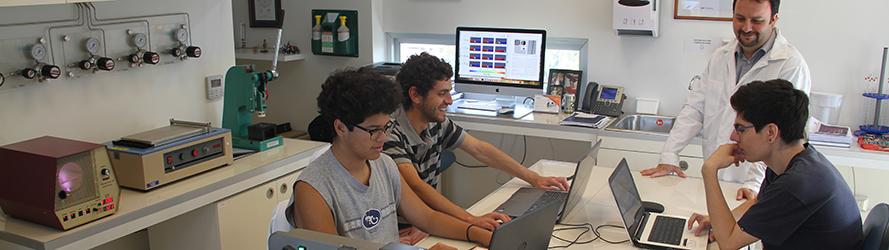 En esta imagen se puede ver en un laboratorio a un grupo de estudiantes realizando busquedas desde sus computadores.