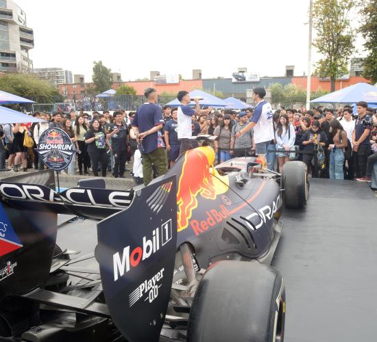 Red Bull presentaron vehículos de competición Fórmula 1 y Rally Dakar en la explanada del Planetario Usach