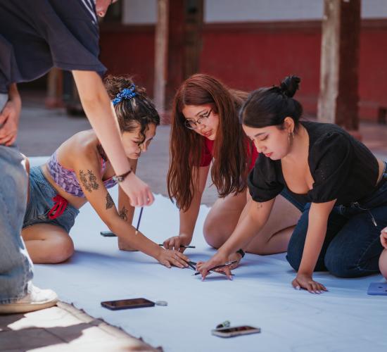 Participantes realizan preparación del lienzo