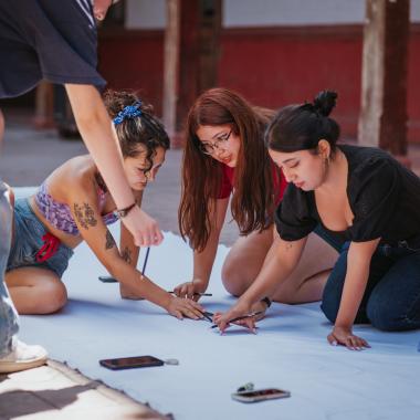 Participantes realizan preparación del lienzo
