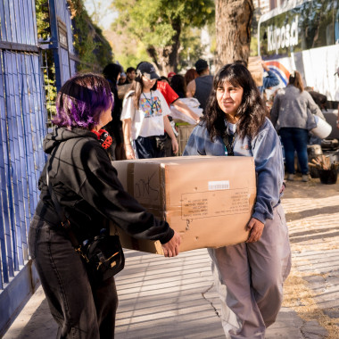 participantes cargando con cajas