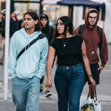 Estudiantes caminado por el campus